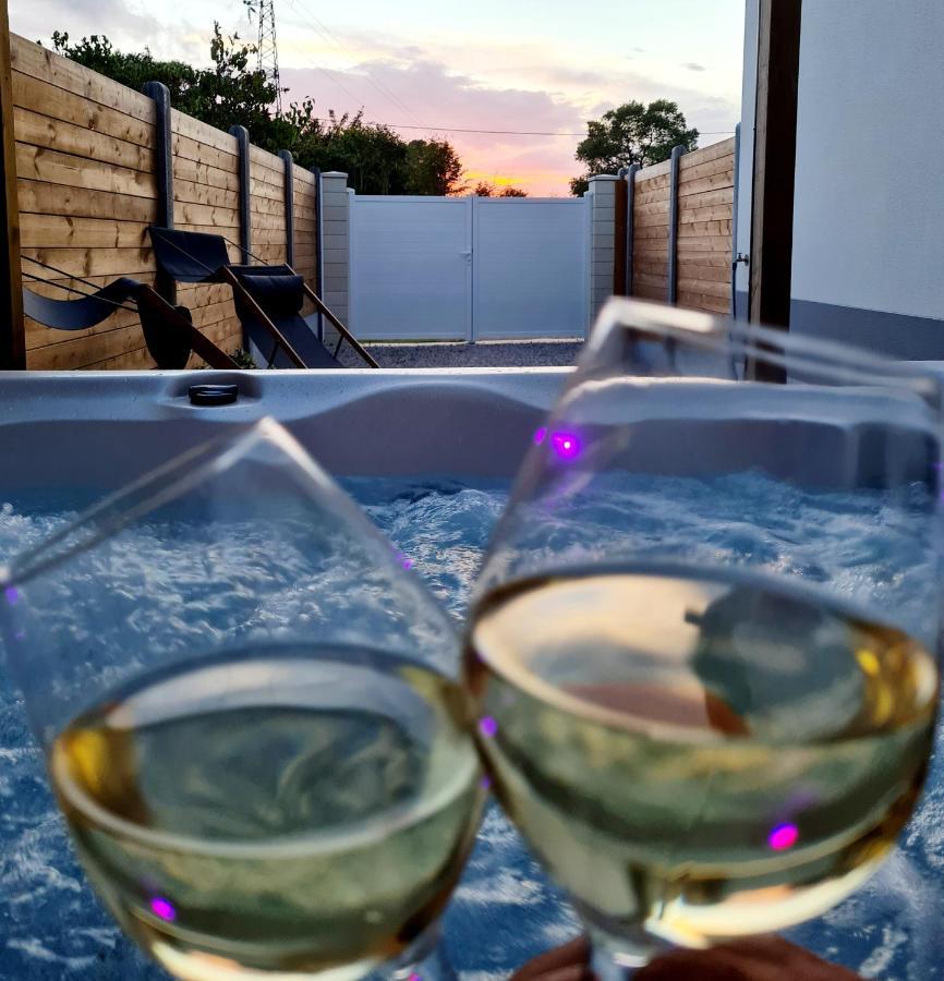 A Fleur De Spa : Maison Chaleureuse Avec Spa Privatif Et Billard. Coulogne Buitenkant foto